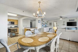Dining - Cozy coastal condo with shared pool, tennis court, and beach access (Destin)