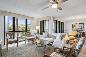 TV, offices - Cozy coastal condo with shared pool, tennis court, and beach access (Destin)