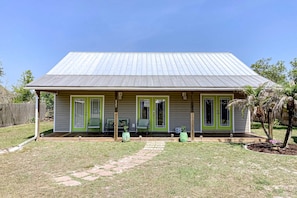 Exterior - Dog-friendly cottage near the beach with patio, grill, washer/dryer, partial AC (Port St. Joe)