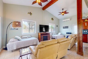 1 bedroom, iron/ironing board, WiFi, bed sheets - Dog-friendly cottage near the beach with patio, grill, washer/dryer, partial AC (Port St. Joe)