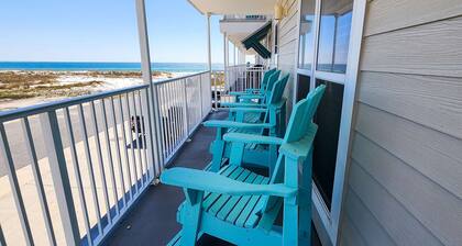 2nd-floor ocean-view condo with balcony, washer/dryer, & AC - close to the beach