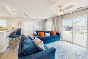 TV, offices - 2nd-floor ocean-view condo with balcony, washer/dryer, & AC - close to the beach (Mexico Beach)