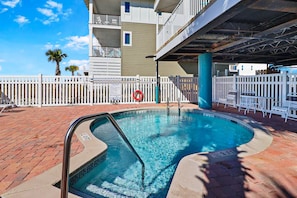 Pool - 2nd-floor ocean-view condo with balcony, washer/dryer, & AC - close to the beach (Mexico Beach)