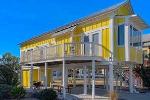 Exterior - Beautiful, dog-friendly cottage with deck & patio - stroll to Carrabelle Beach (Carrabelle)
