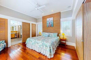 1 bedroom, WiFi, bed sheets - Beautiful, dog-friendly cottage with deck & patio - stroll to Carrabelle Beach (Carrabelle)