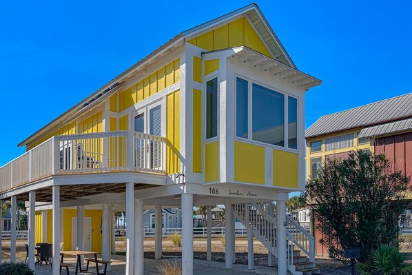 Exterior - Beautiful, dog-friendly cottage with deck & patio - stroll to Carrabelle Beach (Carrabelle)