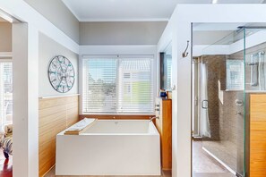 Shower, hair dryer, towels - Beautiful, dog-friendly cottage with deck & patio - stroll to Carrabelle Beach (Carrabelle)