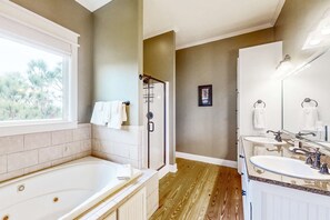 Shower, towels - Spacious dog-friendly home w/pool, hot tub, access to tennis, pickle ball, pools (St. George Island)