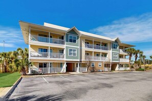 Exterior - Condo in paradise with open layout, pool access, & patio - snowbird-friendly (Destin)
