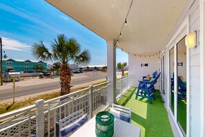 Outdoor dining - Spacious House with Shared Pool & Bay Views - Perfect for Relaxation (Mexico Beach)