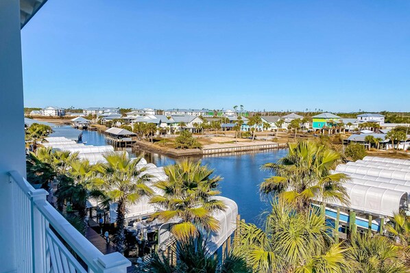 Property grounds - Spacious House with Shared Pool & Bay Views - Perfect for Relaxation (Mexico Beach)