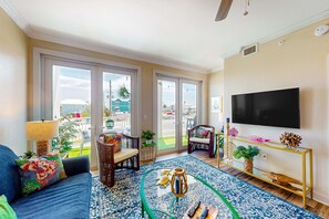 TV, offices - Spacious House with Shared Pool & Bay Views - Perfect for Relaxation (Mexico Beach)