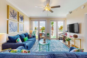 TV, offices - Spacious House with Shared Pool & Bay Views - Perfect for Relaxation (Mexico Beach)