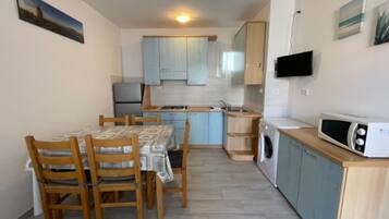 Apartment, 2 Bedrooms | Dining room