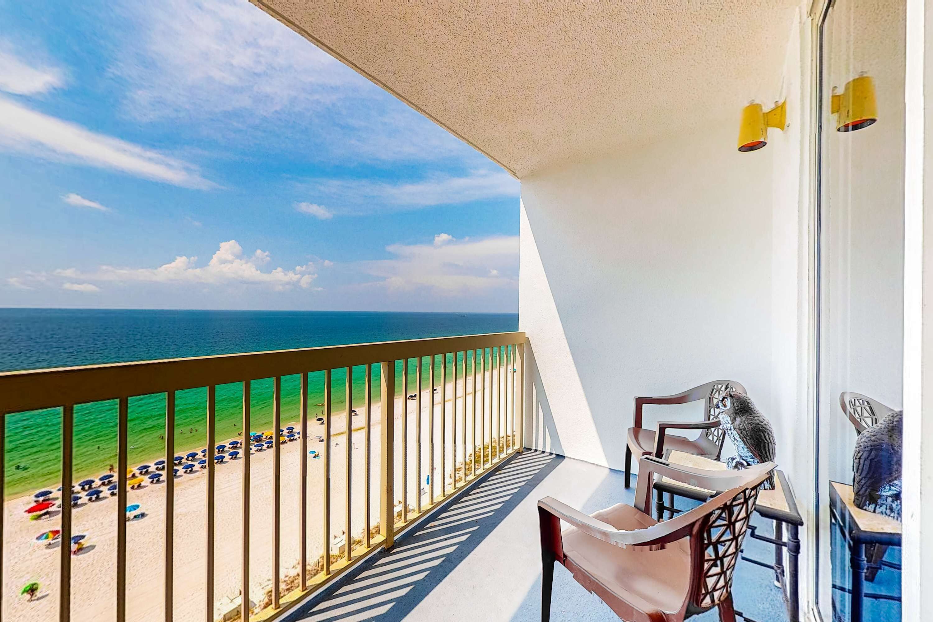 Un balcon avec vue sur la plage et l’océan.