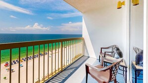 Un balcon avec vue sur la plage et l’océan.