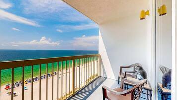 Un balcon avec vue sur la plage et l’océan.