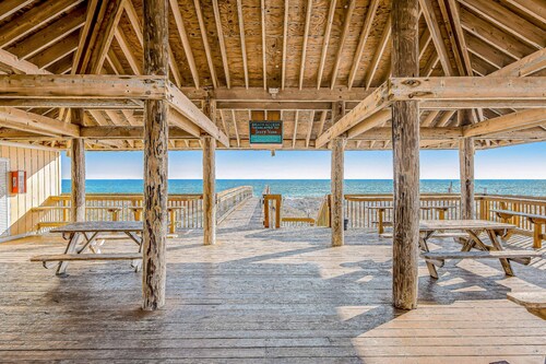 Waterfront condo in private beach resort, best free amenities in Destin!