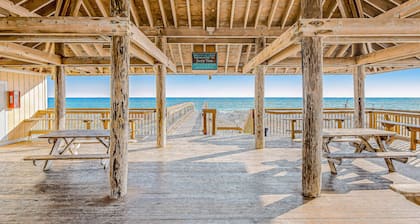 Waterfront condo in private beach resort, best free amenities in Destin!