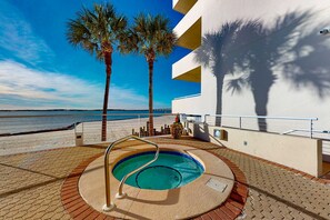 Outdoor spa tub - East Pass Towers 302 (Destin)
