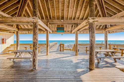 Coastal condo with pool, hot tub, tennis & golf access - dog-friendly