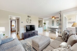 TV, offices - Coastal condo with pool, hot tub, tennis & golf access - dog-friendly (Destin)