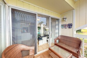 Terrace/patio - Coastal condo with pool, hot tub, tennis & golf access - dog-friendly (Destin)