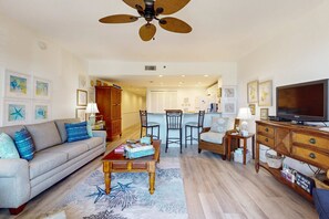 TV, DVD player, offices - Marvelous Gulf-front condo with amazing views, pool, snack bar, & fitness room (Destin)