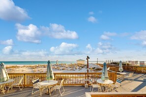 Outdoor dining - Enchanting Gulf-front condo with pool, tennis, hot tub, sauna, & awesome views (Destin)