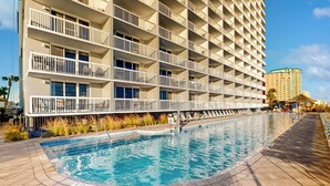 Ein Hotel mit Swimmingpool, mehreren Balkonen und Blick auf die Umgebung.