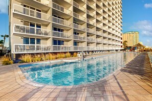 Un hôtel doté d’une piscine, de plusieurs balcons et offrant une vue sur les environs.