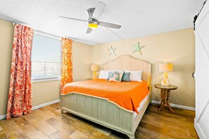 2 bedrooms, travel cot, WiFi, bed sheets - Frisky Flamingo (Destin)