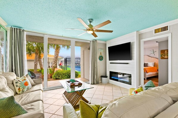 TV, fireplace, offices - Frisky Flamingo (Destin)