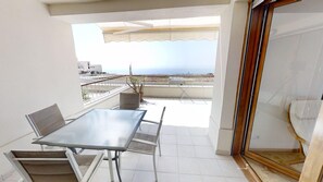 Apartment | Balcony - Sunlit Marbella Apartment Near Sea (Marbella)