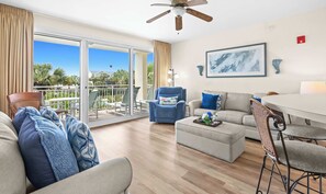 TV, offices - Gorgeous 2nd-floor condo with W/D, resort-style pool, gym, and beach access (Destin)