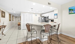 Dining - Gorgeous 2nd-floor condo with W/D, resort-style pool, gym, and beach access (Destin)