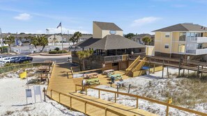 Exterior - Newly Remodeled Studio with King Bed, Queen Sleeper Sofa, and Full Kitchen. Walk to the Beach, With Beach Service Included (Destin)