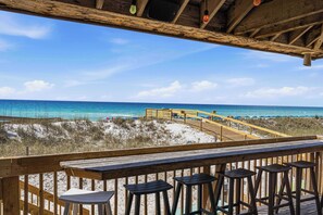 Property grounds - Newly Remodeled Studio with King Bed, Queen Sleeper Sofa, and Full Kitchen. Walk to the Beach, With Beach Service Included (Destin)