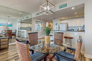 Dining - Spacious, waterfront condo with gulf views, shared pools, & fitness room (Destin)