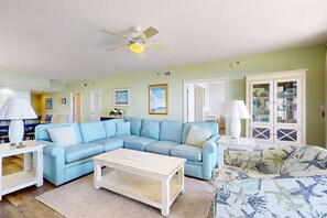 TV, DVD player, offices - Large beach condo w/ beach access, shared pool & balcony - walk to the beach (Destin)