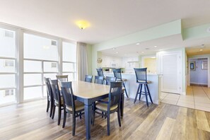 Dining - Large beach condo w/ beach access, shared pool & balcony - walk to the beach (Destin)