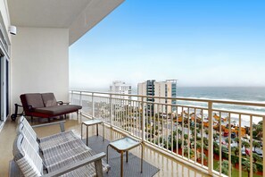 Property grounds - Spacious penthouse condo and private balcony, shared pool/fitness, beach access (Destin)