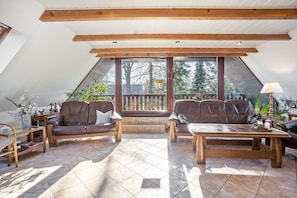 Fernseher, DVD-Player, Stereoanlage