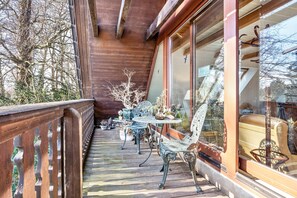 Outdoor dining - Apartment C with Sea View, Private Terrace, and Wi-Fi (Klausdorf)