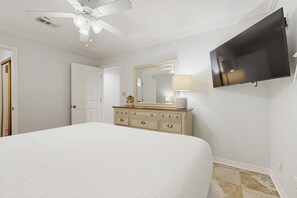 1 bedroom, WiFi, bed sheets - Gorgeous ground-floor beachfront condo, shared pool and beach access! (Destin)