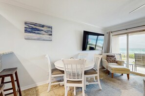 Dining - Gorgeous ground-floor beachfront condo, shared pool and beach access! (Destin)