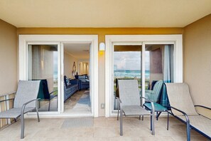 Terrace/patio - Gorgeous ground-floor beachfront condo, shared pool and beach access! (Destin)