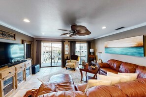 TV, offices - Cozy coastal condo with pool, easy beach access, balcony & canal views (Destin)
