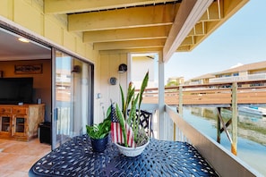 Property grounds - Cozy coastal condo with pool, easy beach access, balcony & canal views (Destin)