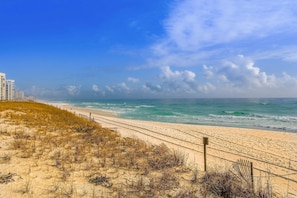 Beach nearby - Cozy coastal condo with pool, easy beach access, balcony & canal views (Destin)